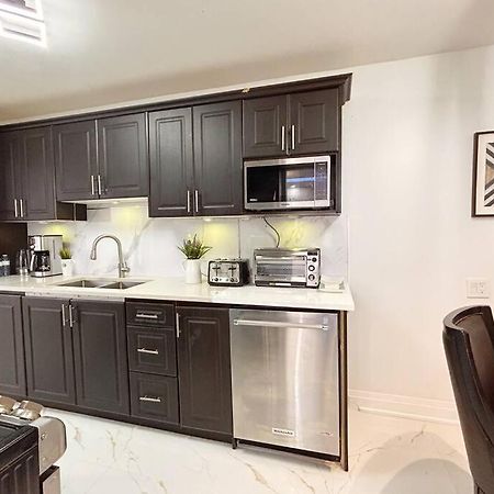 Super Luxury Family Home - 3 Bedrooms, 1 Full Bathroom And 1 Half Washroom With Free Parking, Wifi, Netflix Toronto Zewnętrze zdjęcie