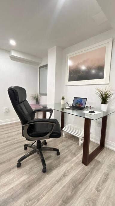 Super Luxury Family Home - 3 Bedrooms, 1 Full Bathroom And 1 Half Washroom With Free Parking, Wifi, Netflix Toronto Zewnętrze zdjęcie