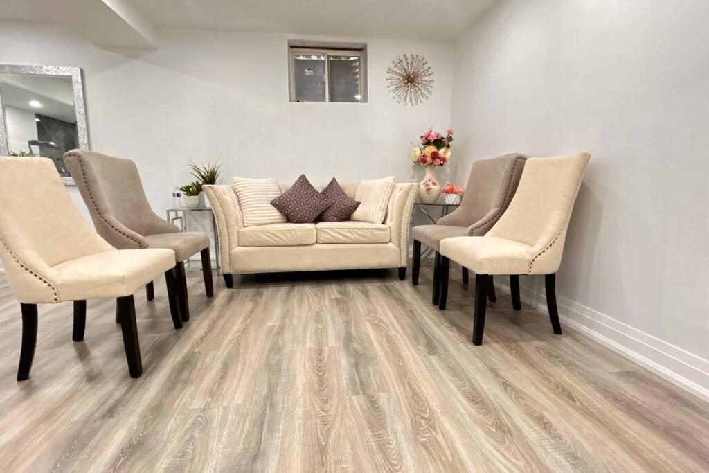 Super Luxury Family Home - 3 Bedrooms, 1 Full Bathroom And 1 Half Washroom With Free Parking, Wifi, Netflix Toronto Zewnętrze zdjęcie