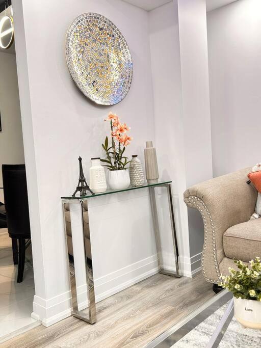Super Luxury Family Home - 3 Bedrooms, 1 Full Bathroom And 1 Half Washroom With Free Parking, Wifi, Netflix Toronto Zewnętrze zdjęcie