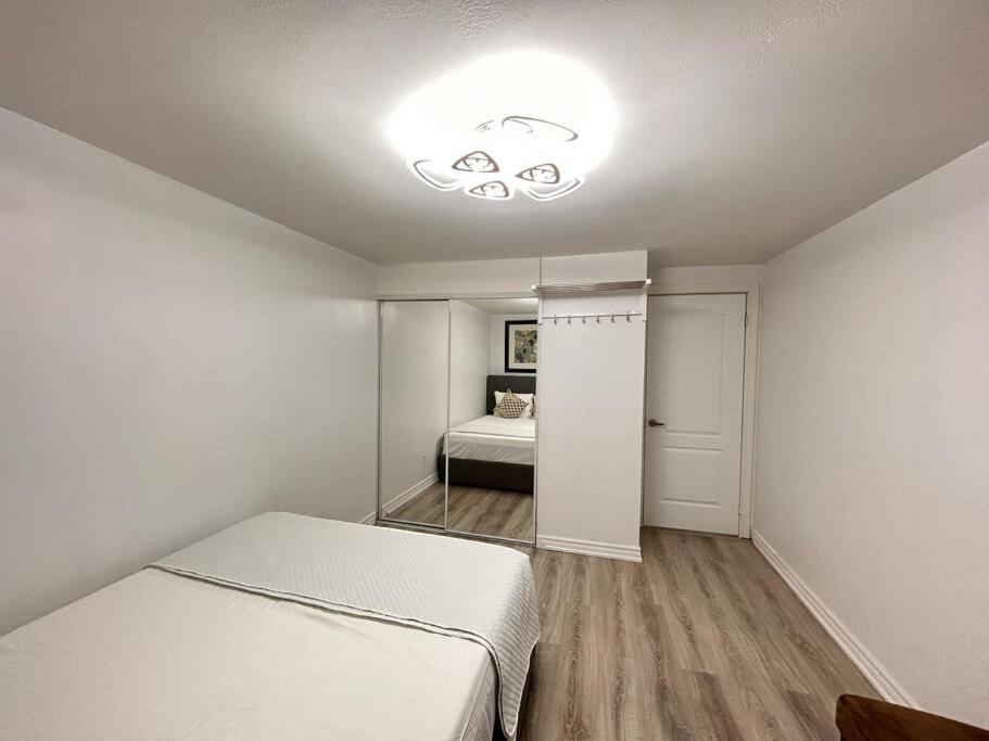 Super Luxury Family Home - 3 Bedrooms, 1 Full Bathroom And 1 Half Washroom With Free Parking, Wifi, Netflix Toronto Zewnętrze zdjęcie