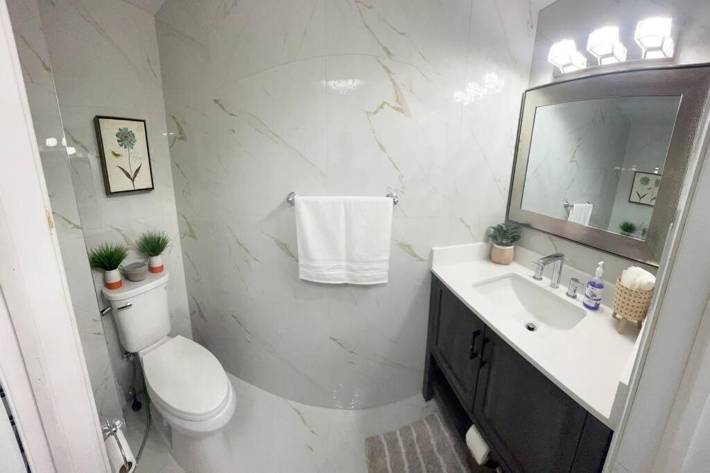 Super Luxury Family Home - 3 Bedrooms, 1 Full Bathroom And 1 Half Washroom With Free Parking, Wifi, Netflix Toronto Zewnętrze zdjęcie