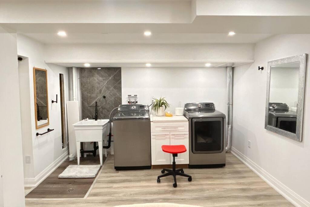Super Luxury Family Home - 3 Bedrooms, 1 Full Bathroom And 1 Half Washroom With Free Parking, Wifi, Netflix Toronto Zewnętrze zdjęcie