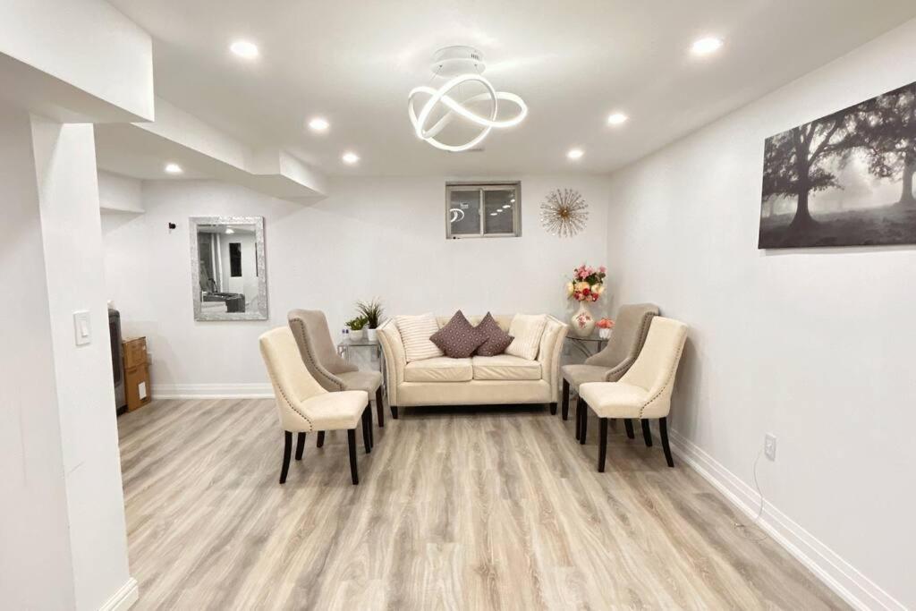 Super Luxury Family Home - 3 Bedrooms, 1 Full Bathroom And 1 Half Washroom With Free Parking, Wifi, Netflix Toronto Zewnętrze zdjęcie