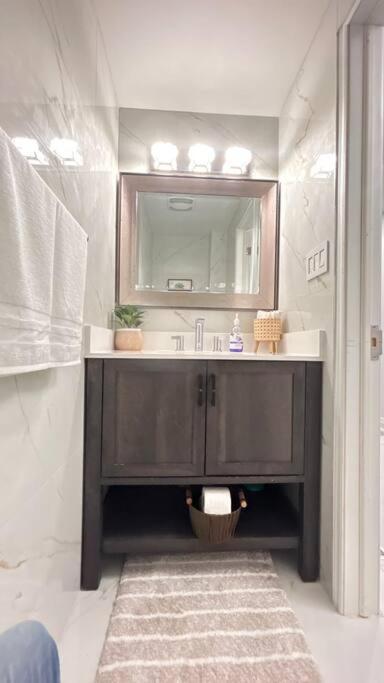 Super Luxury Family Home - 3 Bedrooms, 1 Full Bathroom And 1 Half Washroom With Free Parking, Wifi, Netflix Toronto Zewnętrze zdjęcie