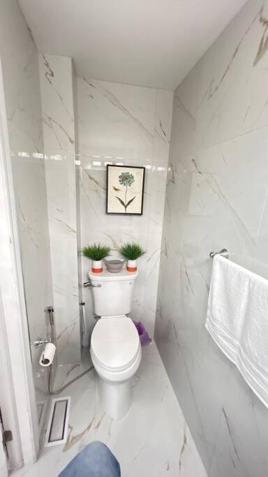 Super Luxury Family Home - 3 Bedrooms, 1 Full Bathroom And 1 Half Washroom With Free Parking, Wifi, Netflix Toronto Zewnętrze zdjęcie