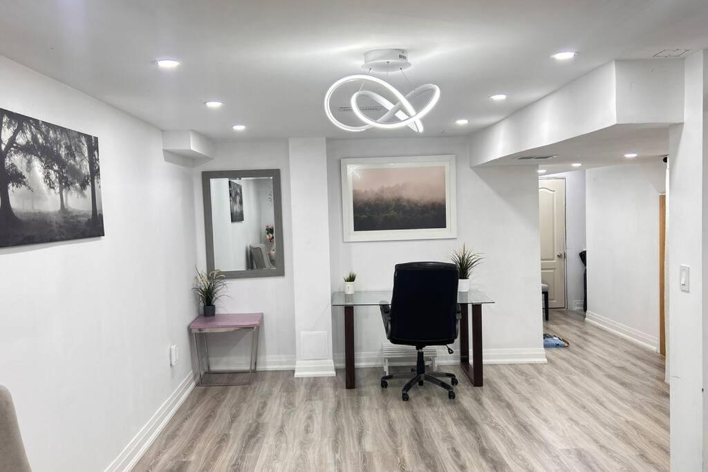 Super Luxury Family Home - 3 Bedrooms, 1 Full Bathroom And 1 Half Washroom With Free Parking, Wifi, Netflix Toronto Zewnętrze zdjęcie