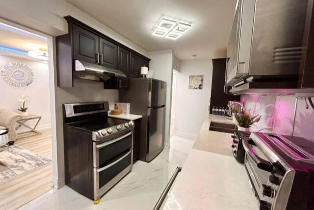 Super Luxury Family Home - 3 Bedrooms, 1 Full Bathroom And 1 Half Washroom With Free Parking, Wifi, Netflix Toronto Zewnętrze zdjęcie