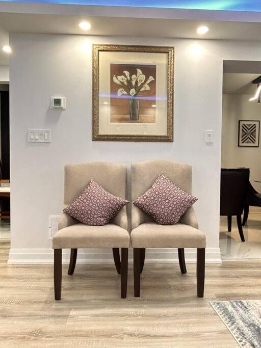 Super Luxury Family Home - 3 Bedrooms, 1 Full Bathroom And 1 Half Washroom With Free Parking, Wifi, Netflix Toronto Zewnętrze zdjęcie