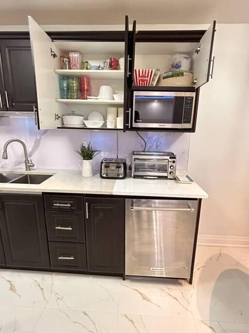 Super Luxury Family Home - 3 Bedrooms, 1 Full Bathroom And 1 Half Washroom With Free Parking, Wifi, Netflix Toronto Zewnętrze zdjęcie